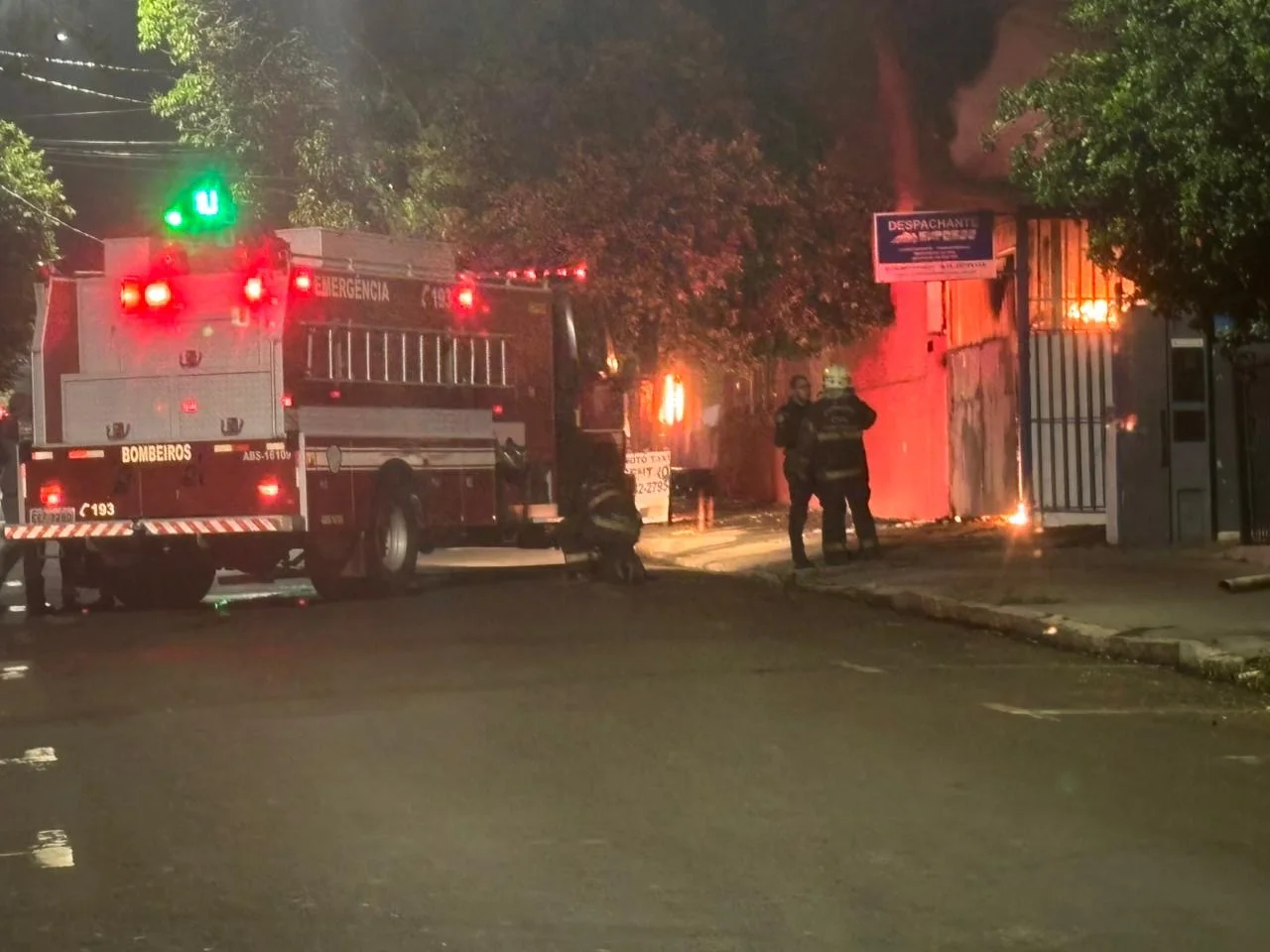 Incêndio de grandes proporções destrói loja e atinge despachante em Cosmópolis