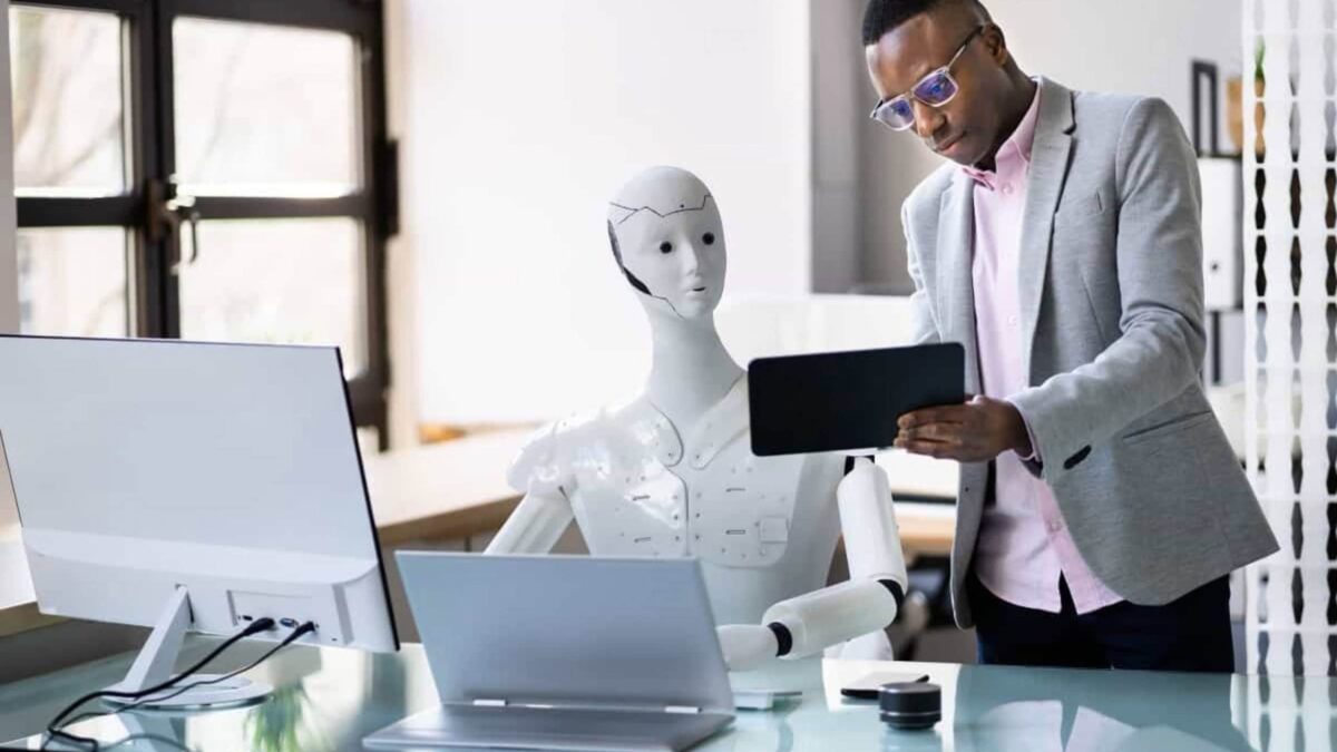 Inteligência artificial eleva demanda por profissionais no Brasil em 30,3%