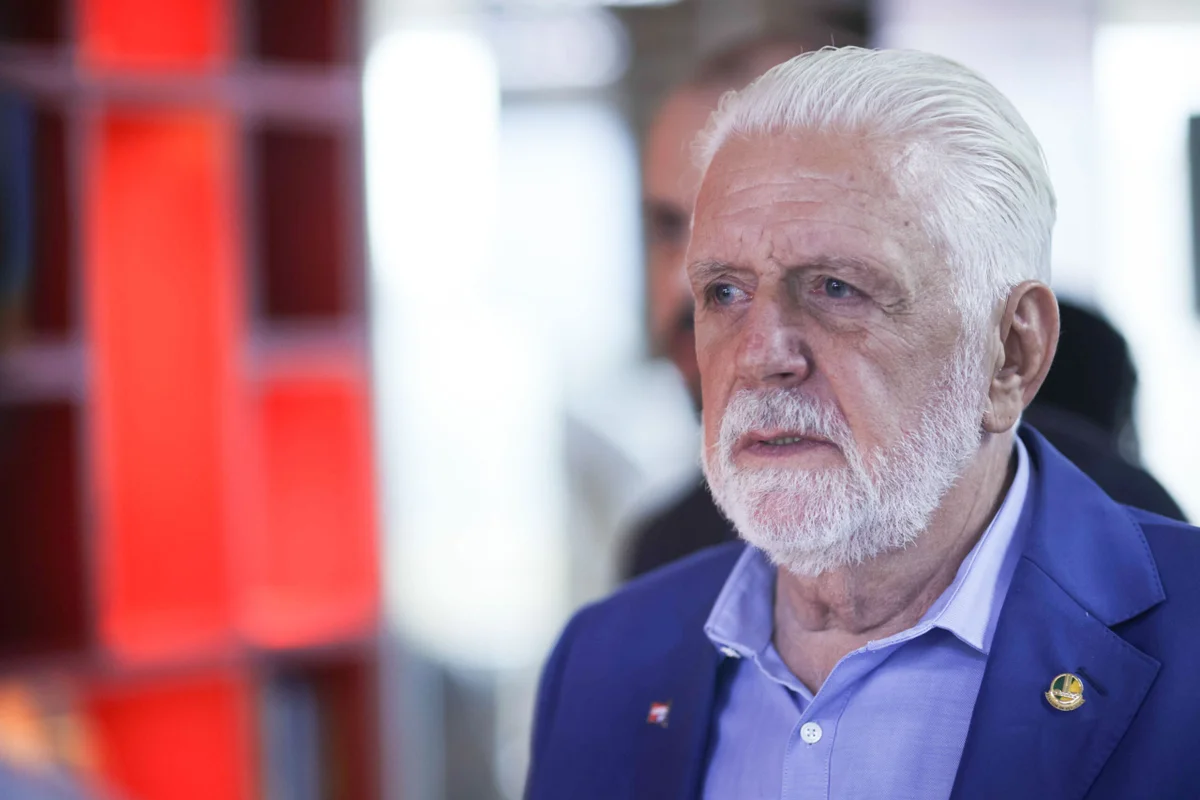 Jaques Wagner, líder do governo Lula, é alvo de investigação da PF por suspeitas de favorecimento ao Banco Master.