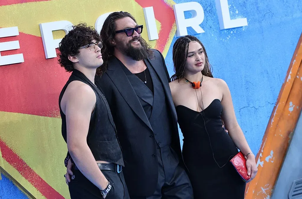 Jason Momoa faz rara aparição pública com os filhos em evento de 'Supergirl' em Londres