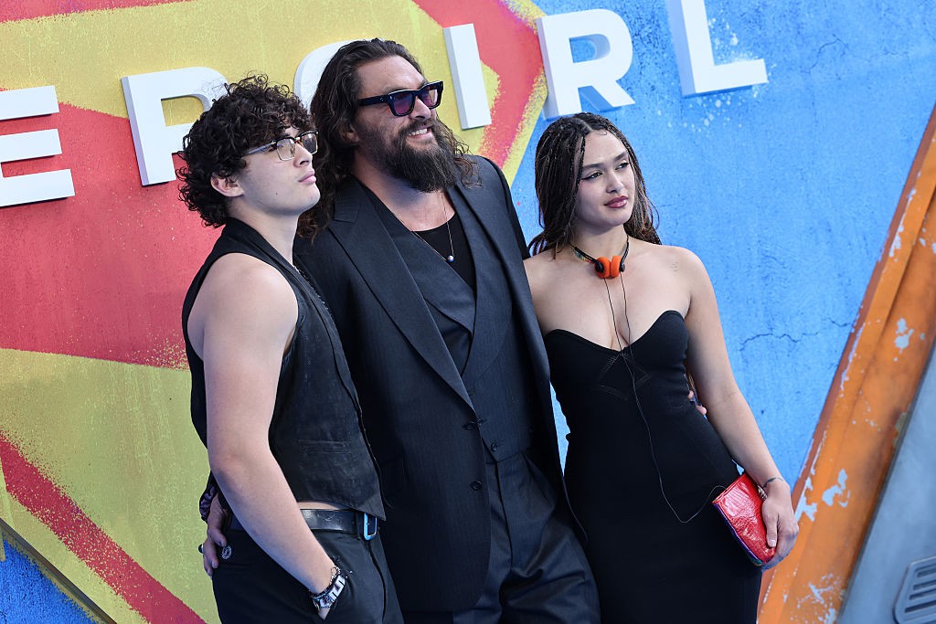 Jason Momoa faz rara aparição pública com os filhos em evento de 'Supergirl' em Londres