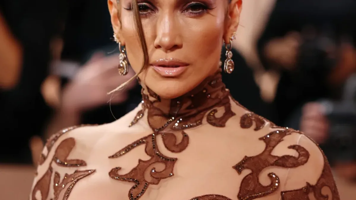 Jennifer Lopez aparece sem maquiagem em novo vídeo