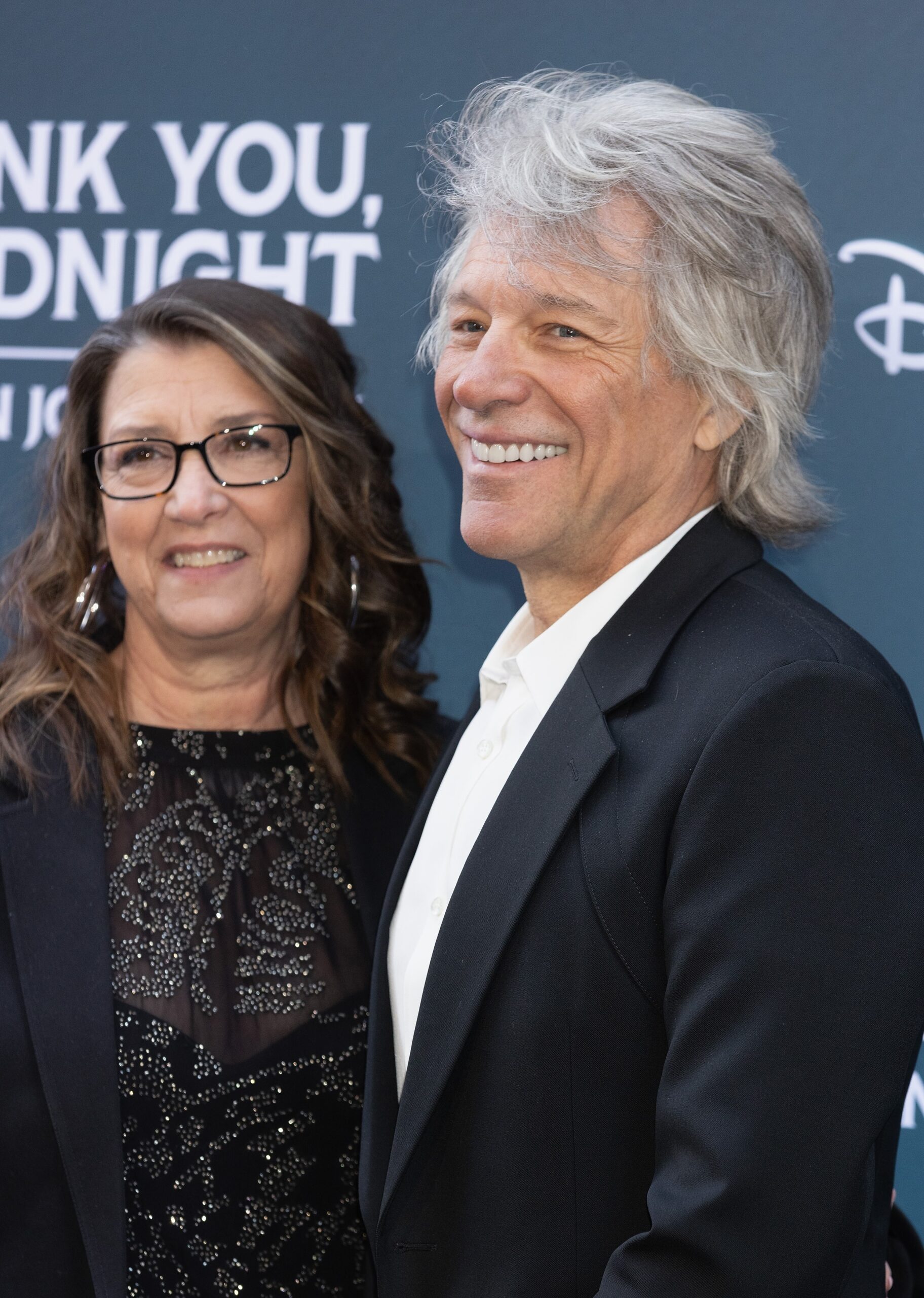 Jon Bon Jovi celebra 37 anos de casamento e destaca apoio da esposa na recuperação vocal