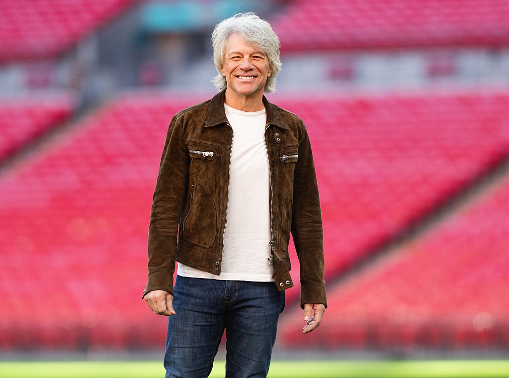Jon Bon Jovi celebra recuperação vocal e anuncia turnê Forever a partir de julho