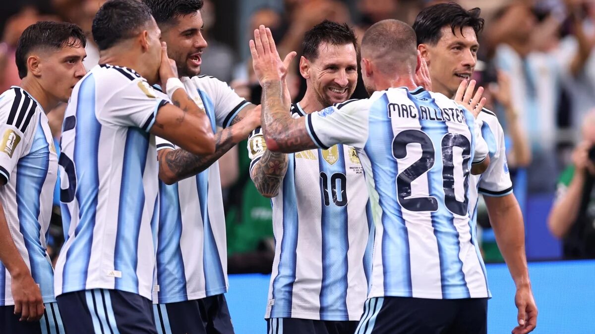 Jornais argentinos celebram Messi após vitória da Argentina sobre a Áustria