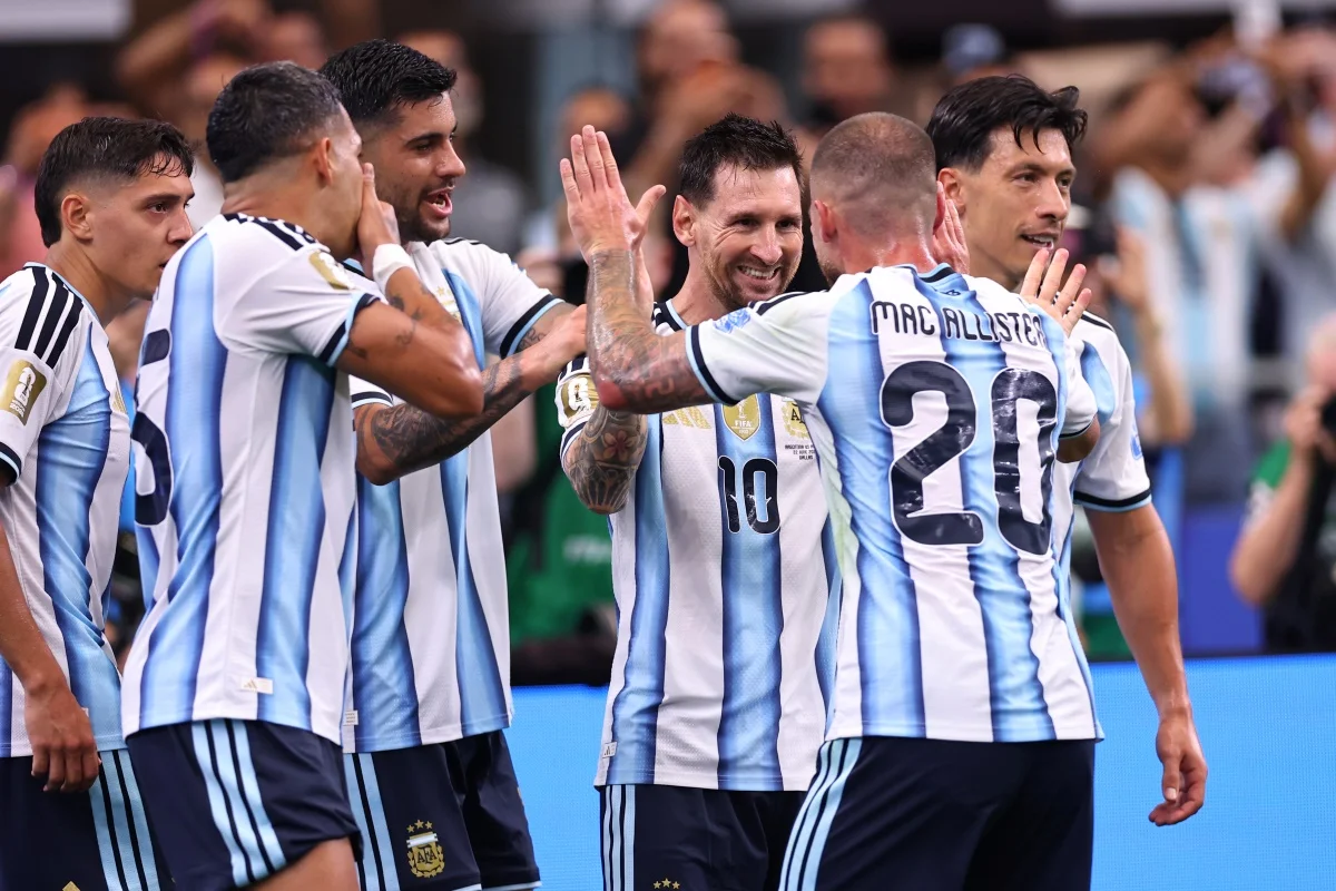 Jornais argentinos celebram Messi após vitória da Argentina sobre a Áustria