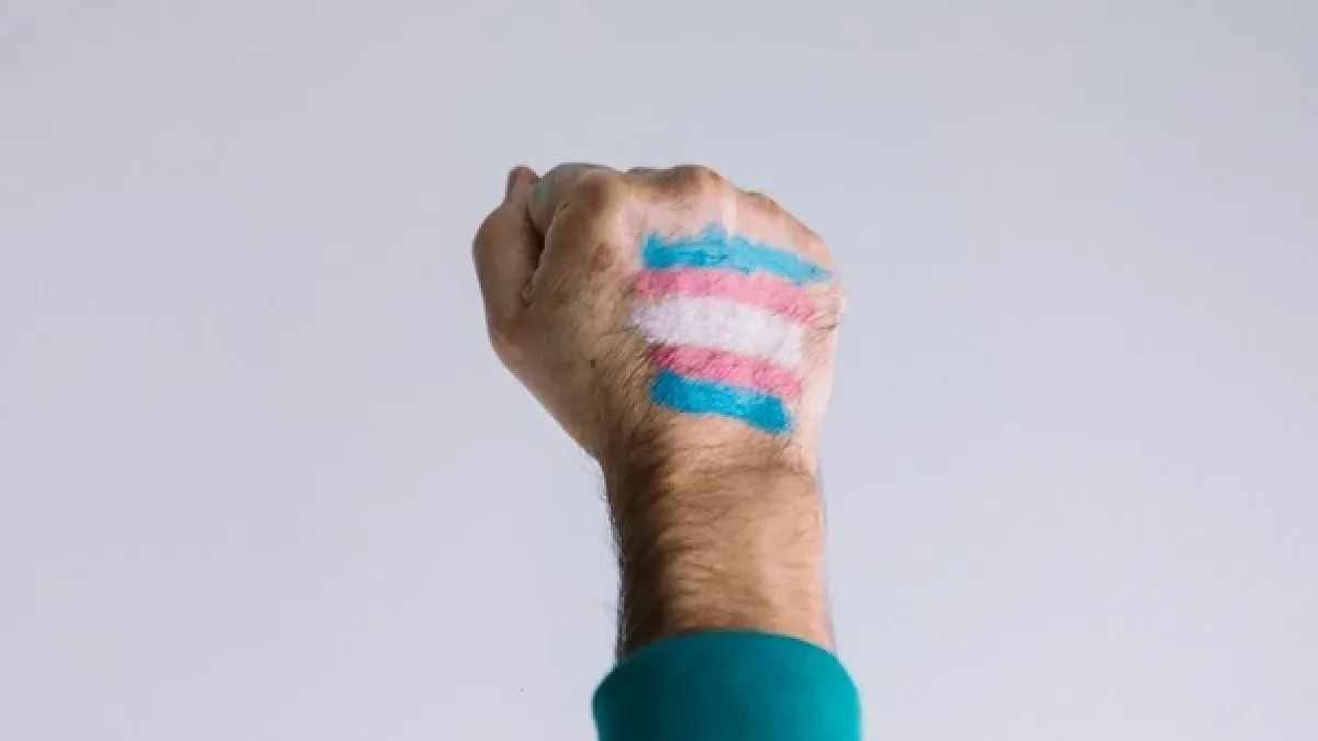 Justiça autoriza bloqueio hormonal para adolescente trans de 13 anos em decisão provisória