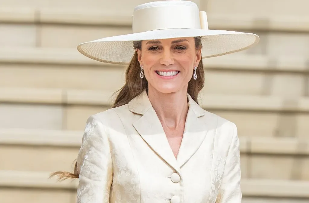 Kate Middleton brilha com criação exclusiva na cerimônia da Ordem da Jarreteira