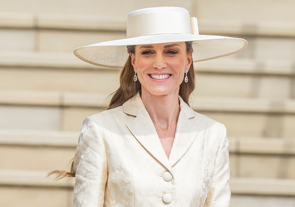 Kate Middleton brilha com criação exclusiva na cerimônia da Ordem da Jarreteira