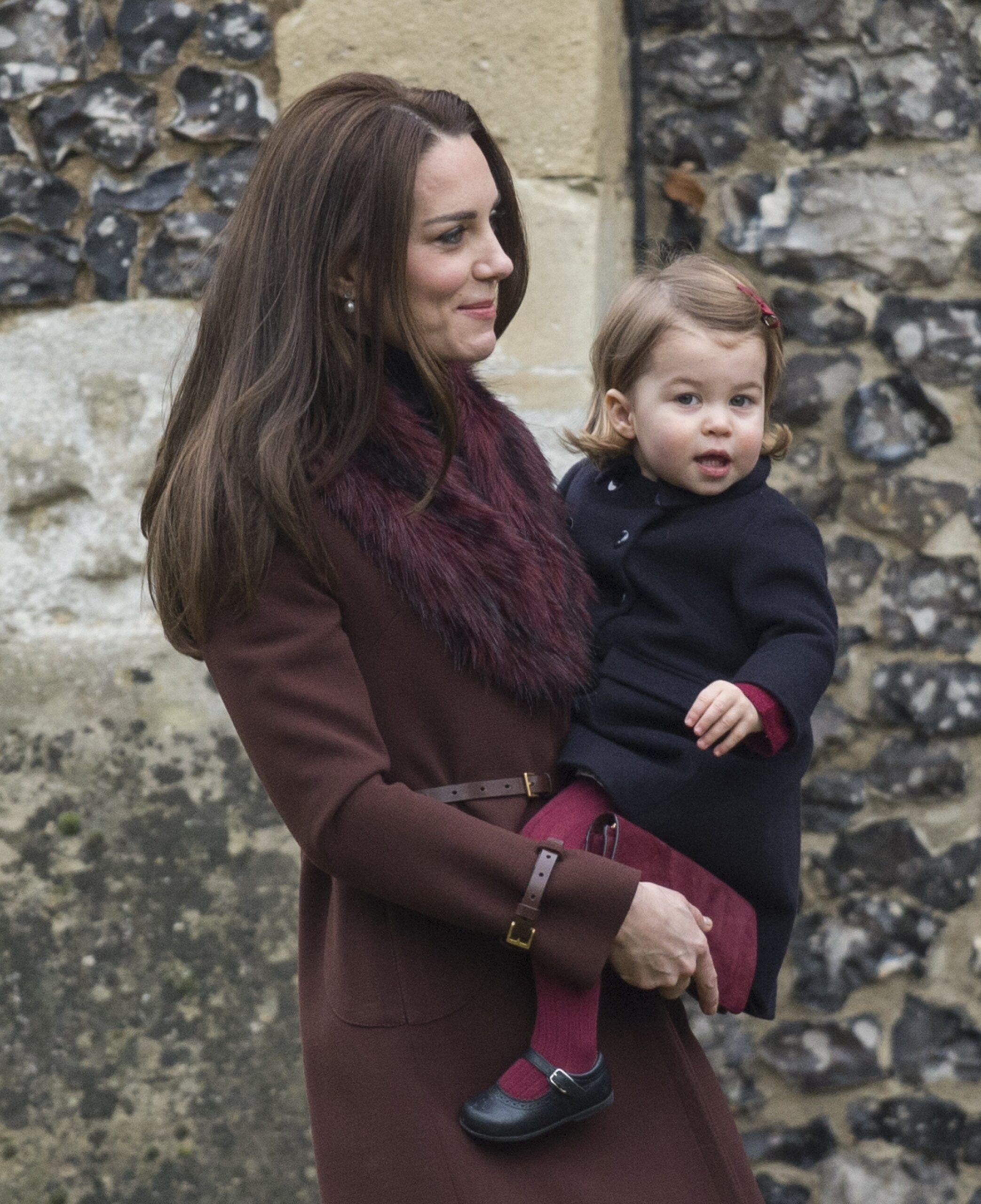 Kate Middleton e filhos: looks combinados em evento real reforçam laços familiares.