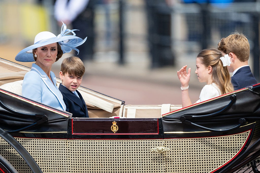 Kate Middleton encanta em celebração da monarquia britânica com os filhos