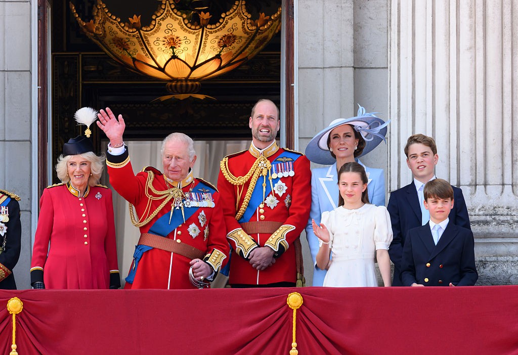 Kate Middleton impressiona com reverências elegantes ao Rei Charles III e Rainha Camilla