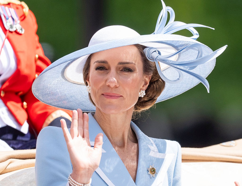 Kate Middleton revive combinação de cores icônica de Diana em look histórico