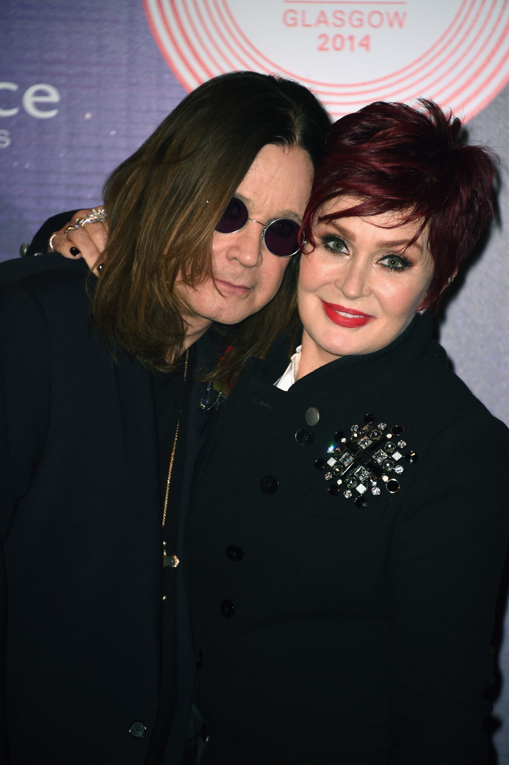 Kelly Osbourne homenageia Ozzy com acessório temático no Royal Ascot 2025