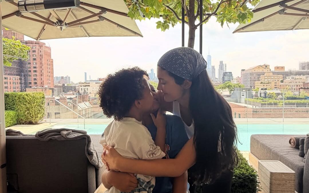 Kylie Jenner compartilha momentos raros com os filhos em álbum de junho