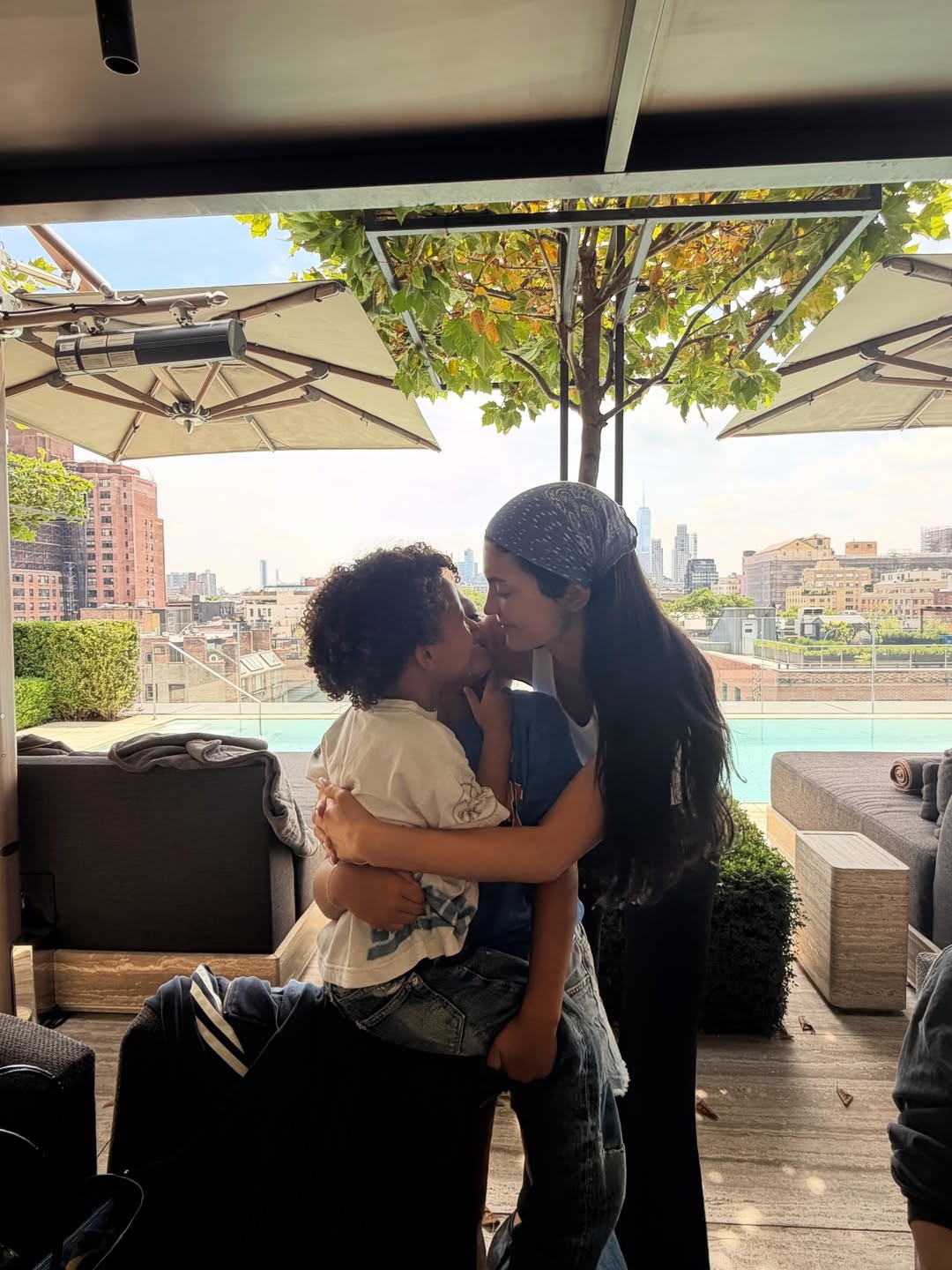 Kylie Jenner compartilha momentos raros com os filhos em álbum de junho