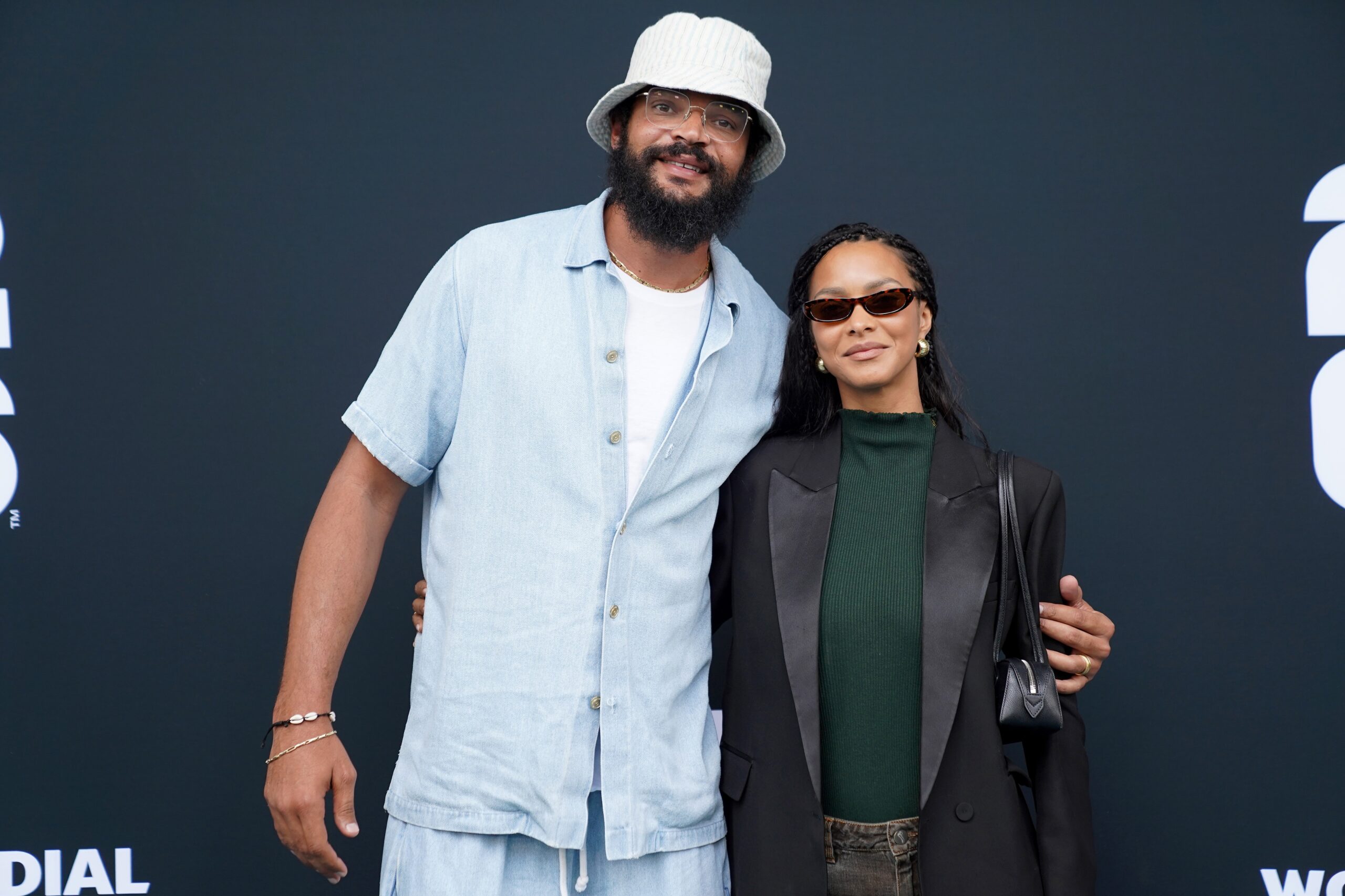 Lais Ribeiro e Joakim Noah brilham em evento no Estádio Azteca, no México