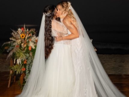 Lauana Prado e Tati Dias se casam em cerimônia íntima à beira-mar em Ubatuba