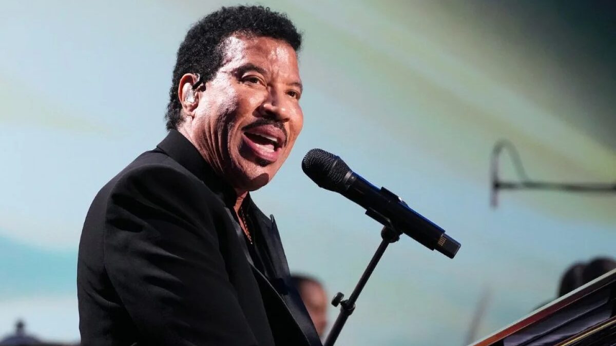 Lionel Richie passa mal durante show em Minnesota e encerra apresentação antes do previsto
