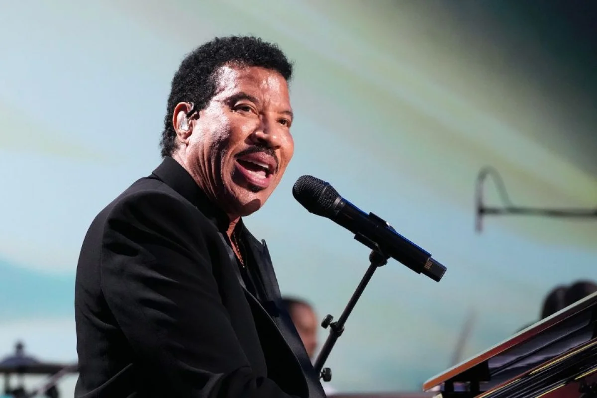 Lionel Richie passa mal durante show em Minnesota e encerra apresentação antes do previsto