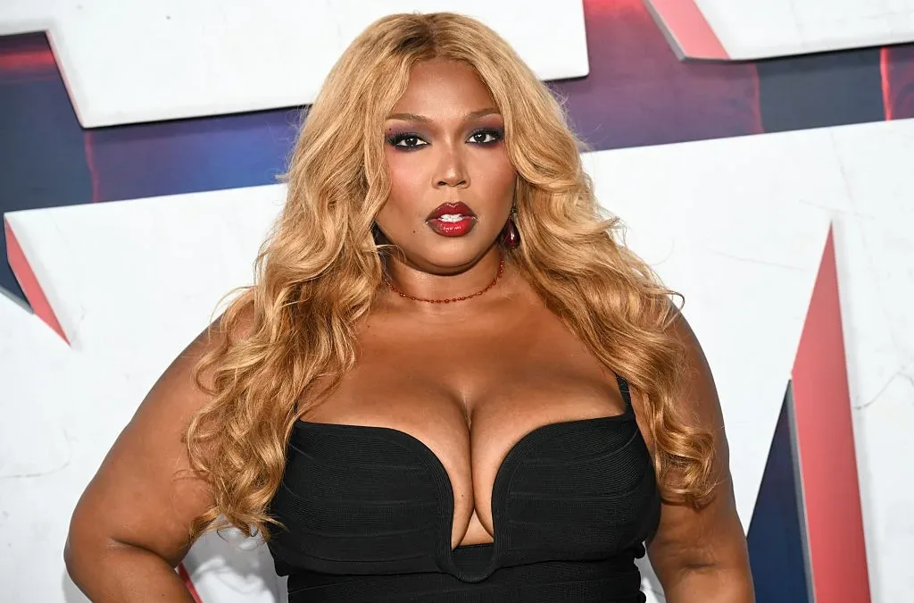 Lizzo reflete sobre inseguranças da infância e afirma: "Prefiro ser irritante do que invisível"