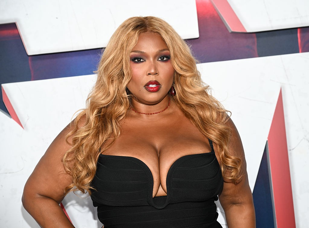 Lizzo reflete sobre inseguranças da infância e afirma: "Prefiro ser irritante do que invisível"