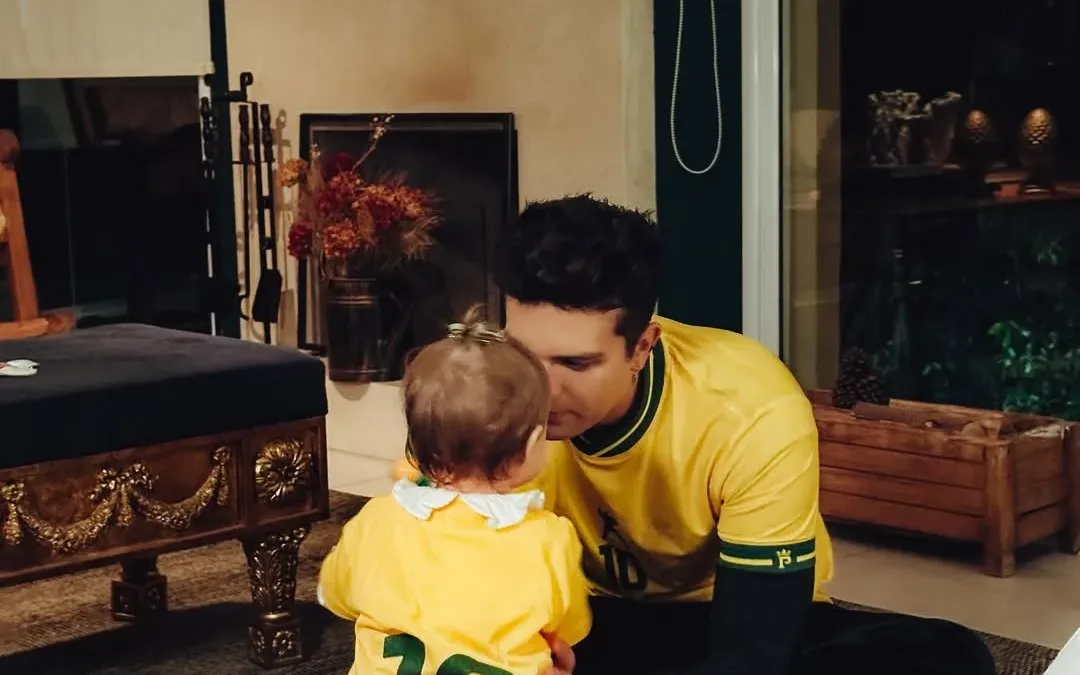 Luan Santana exibe look combinado com a filha Serena durante a Copa do Mundo
