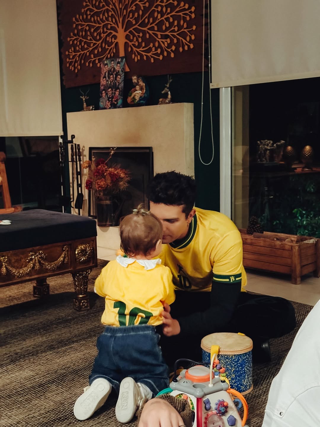Luan Santana exibe look combinado com a filha Serena durante a Copa do Mundo