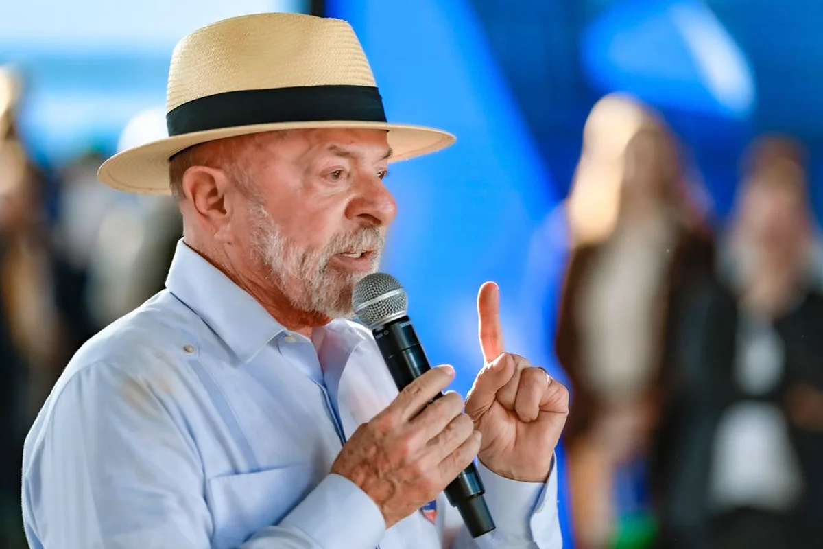 Lula critica governador de SC por recusar parcerias com o governo federal