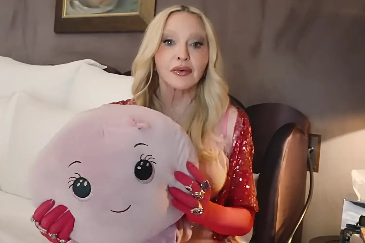 Madonna revela a história emocionante por trás de seu polvo de pelúcia Octavia