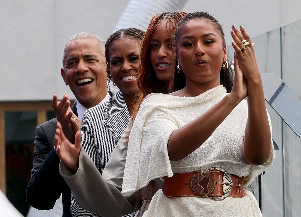 Malia e Sasha Obama fazem rara aparição em evento do Centro Presidencial em Chicago