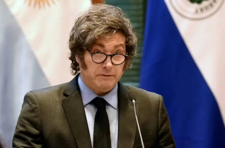 Manuel Adorni renuncia como porta-voz de Milei após ocultar US$ 500 mil