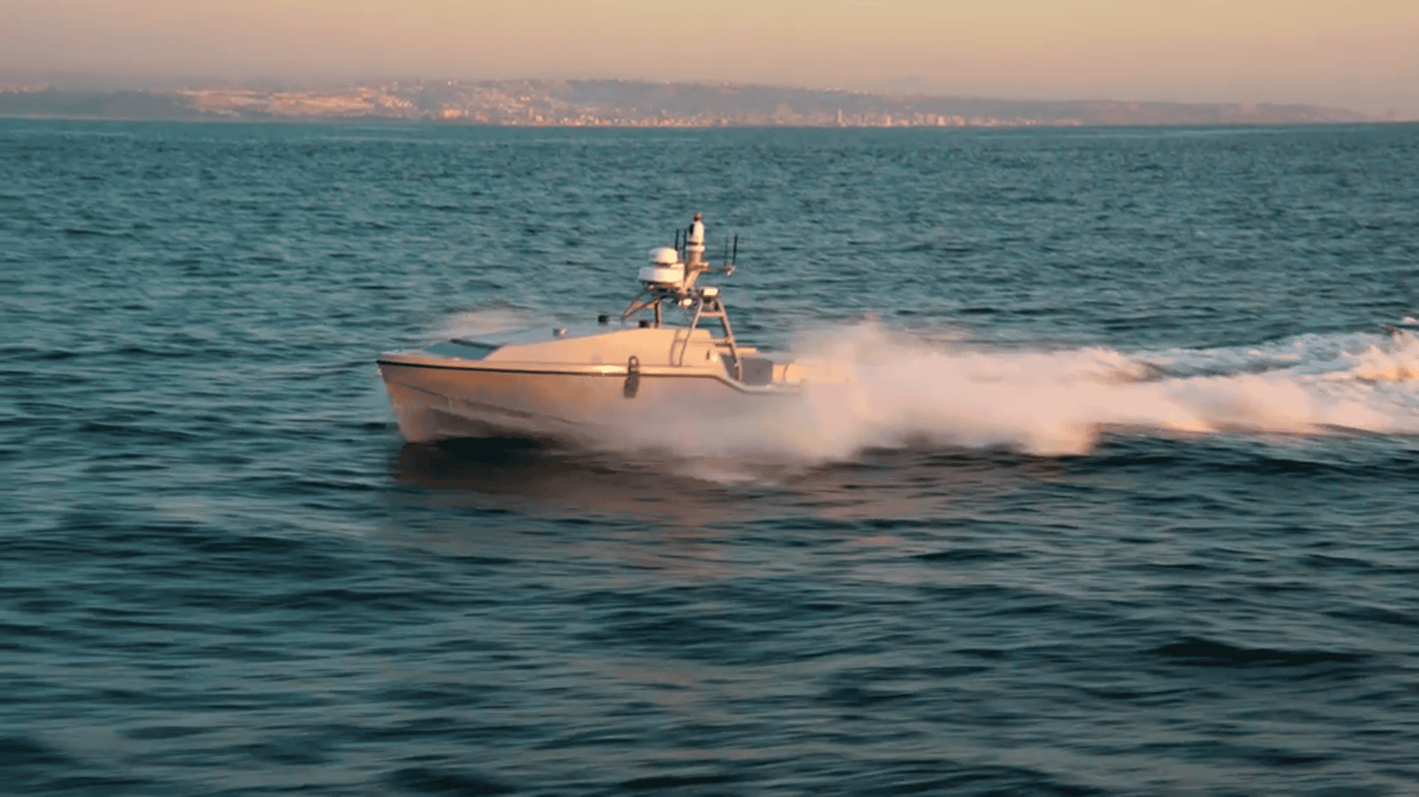 Marinha dos EUA utiliza barco-drone Saronic em resgate no Estreito de Ormuz