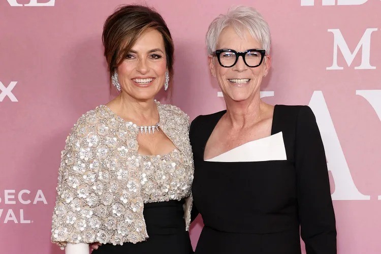 Mariska Hargitay e Jamie Lee Curtis divergem sobre pronúncia de Los Angeles em entrevista divertida