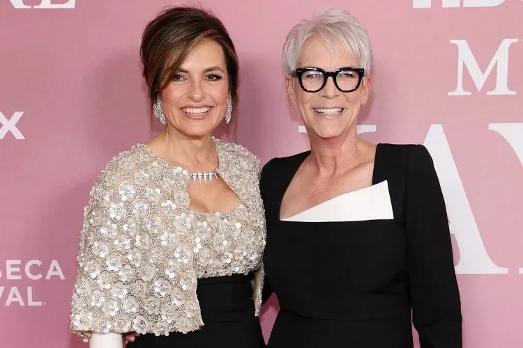 Mariska Hargitay e Jamie Lee Curtis divergem sobre pronúncia de Los Angeles em entrevista divertida