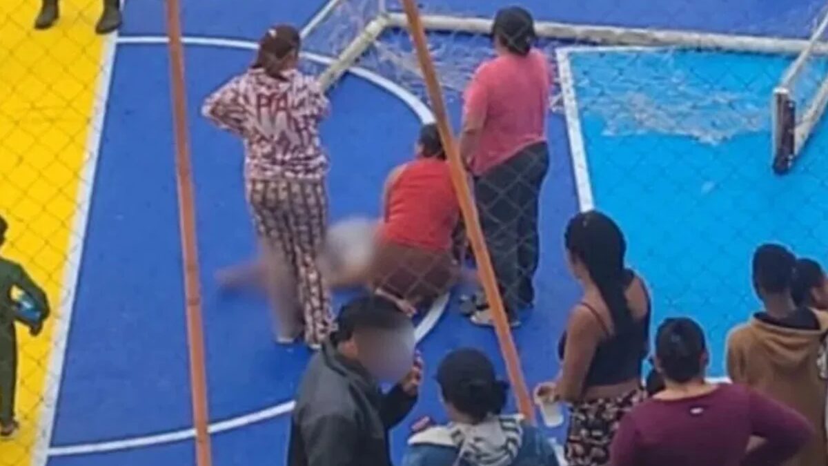 Menino de 8 anos é internado em UTI após trave de futsal cair em SC