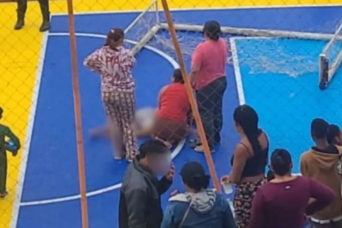 Menino de 8 anos é internado em UTI após trave de futsal cair em SC