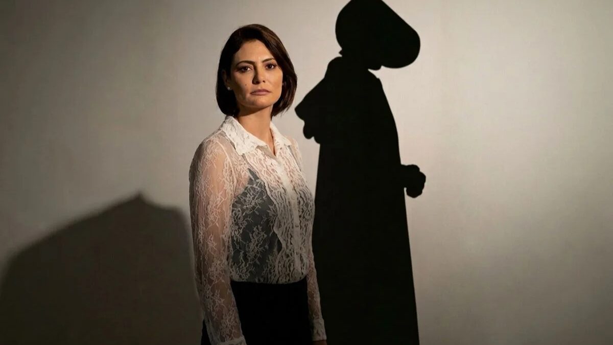Michelle Bolsonaro é comparada a Serena Joy, de O Conto da Aia, após desabafo político.