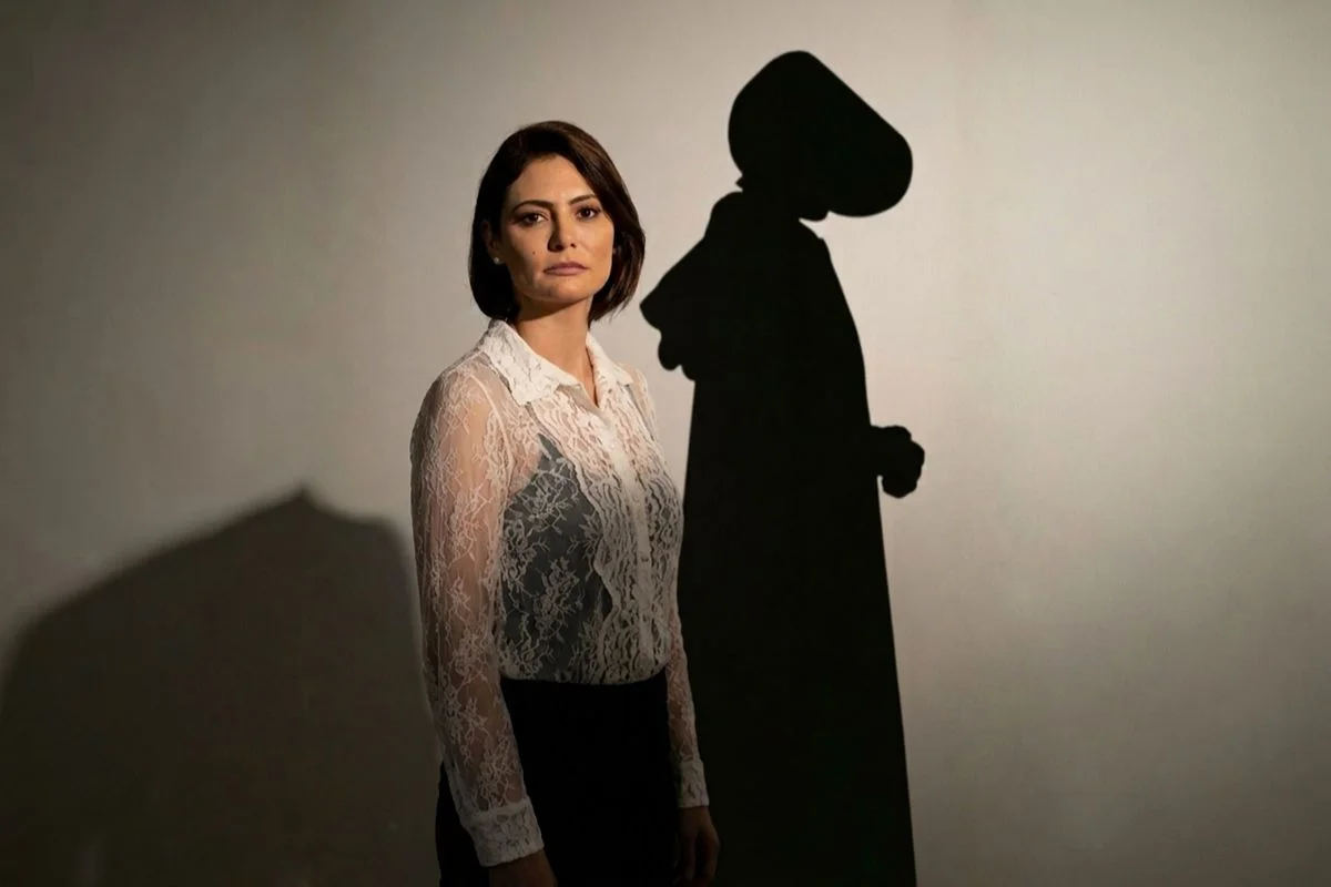 Michelle Bolsonaro é comparada a Serena Joy, de O Conto da Aia, após desabafo político.