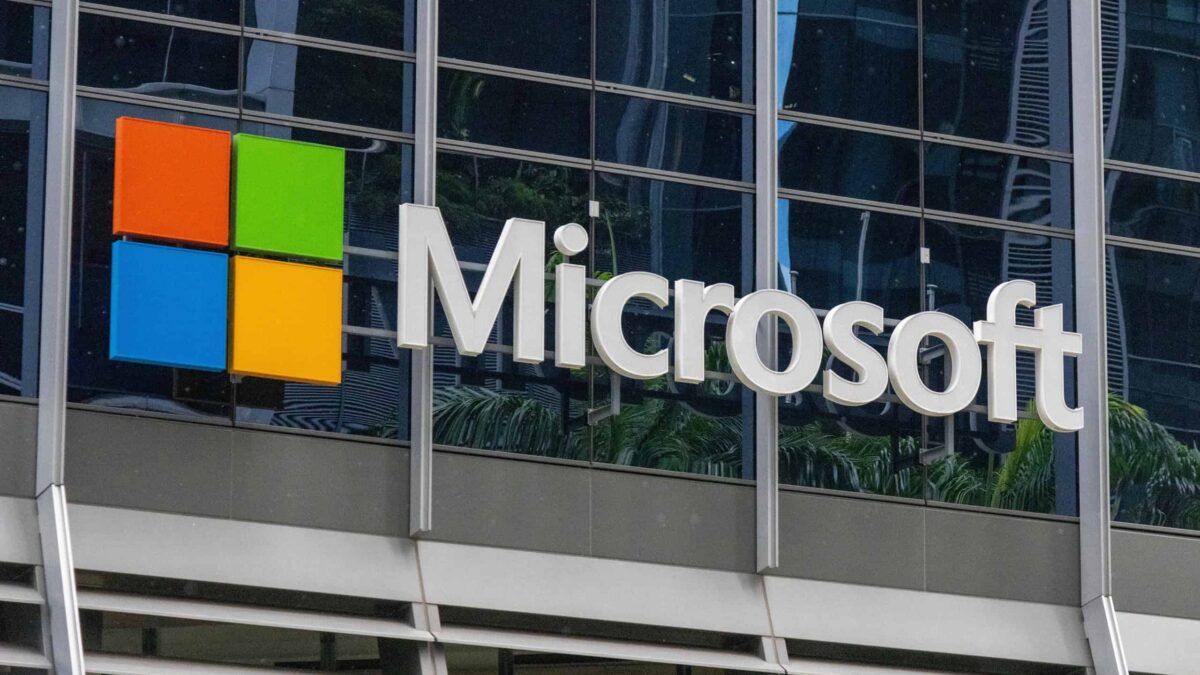 Microsoft alerta sobre concentração de poder na inteligência artificial e propõe mudanças.