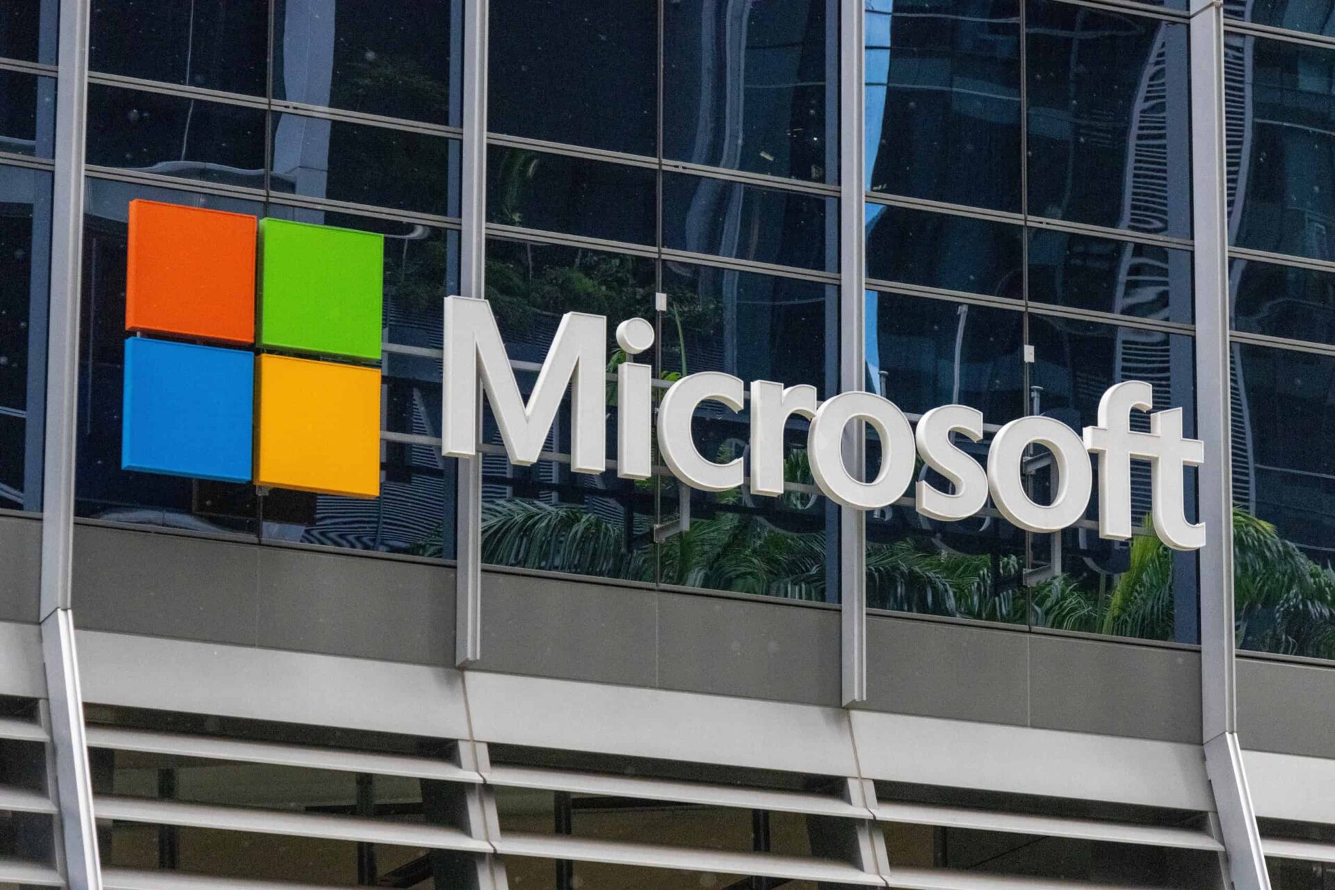 Microsoft alerta sobre concentração de poder na inteligência artificial e propõe mudanças.