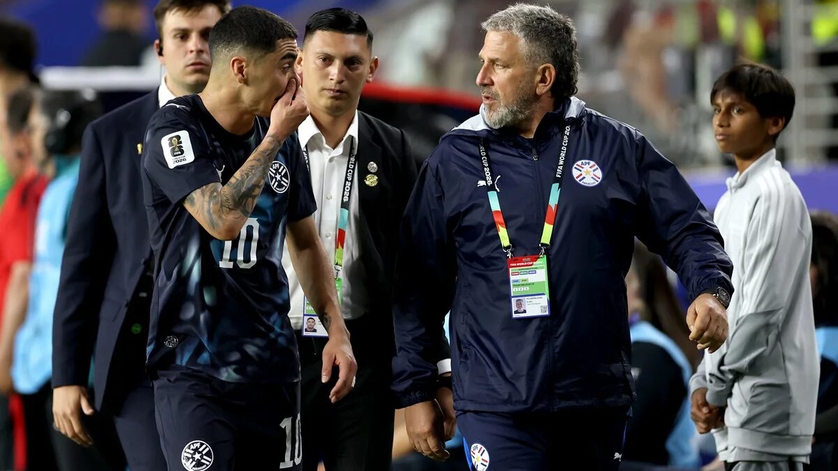 Miguel Almirón é o primeiro expulso na Copa do Mundo 2026 pelo "protocolo Vini Jr"