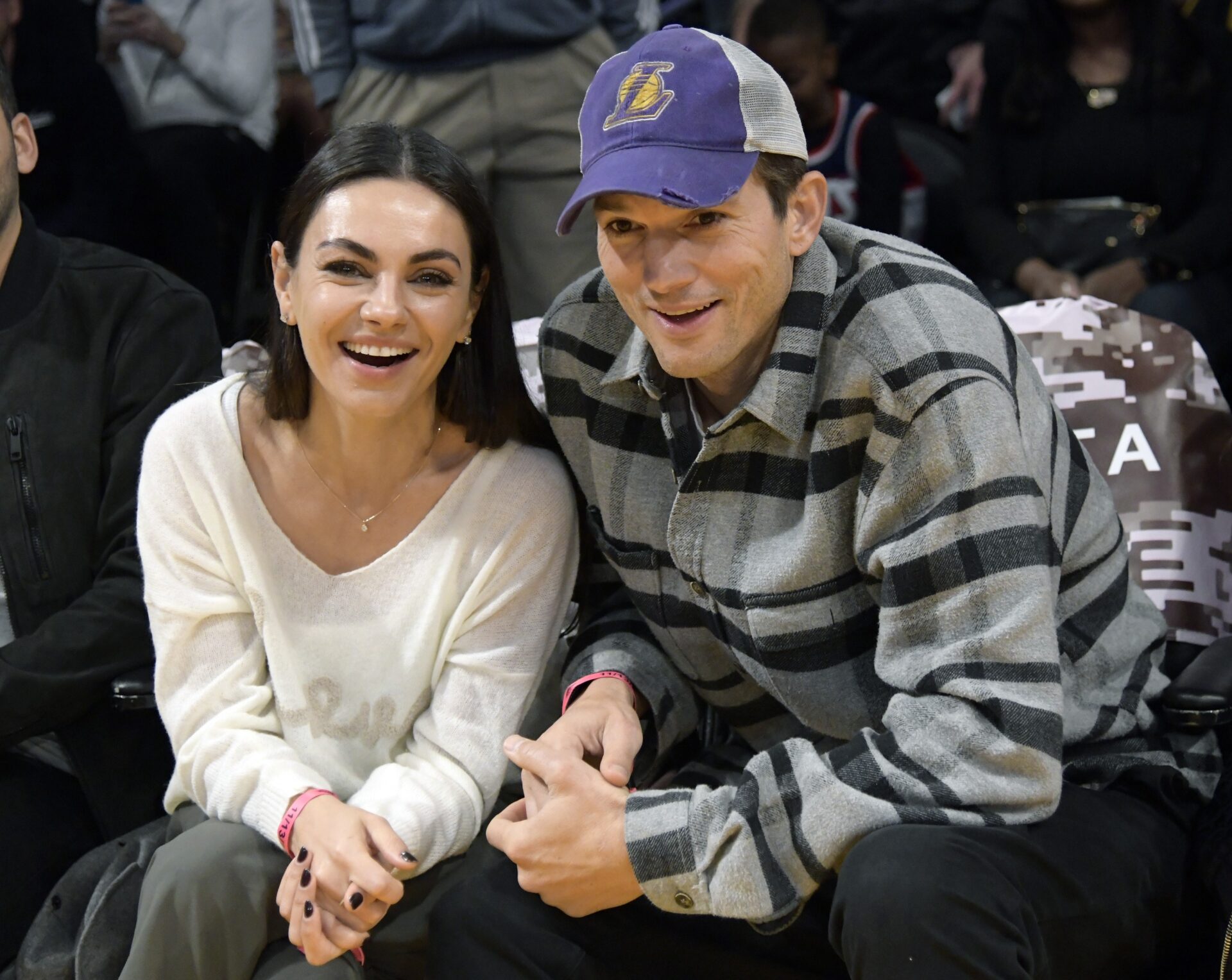 Mila Kunis compartilha segredos do casamento com Ashton Kutcher e seu passado em comum