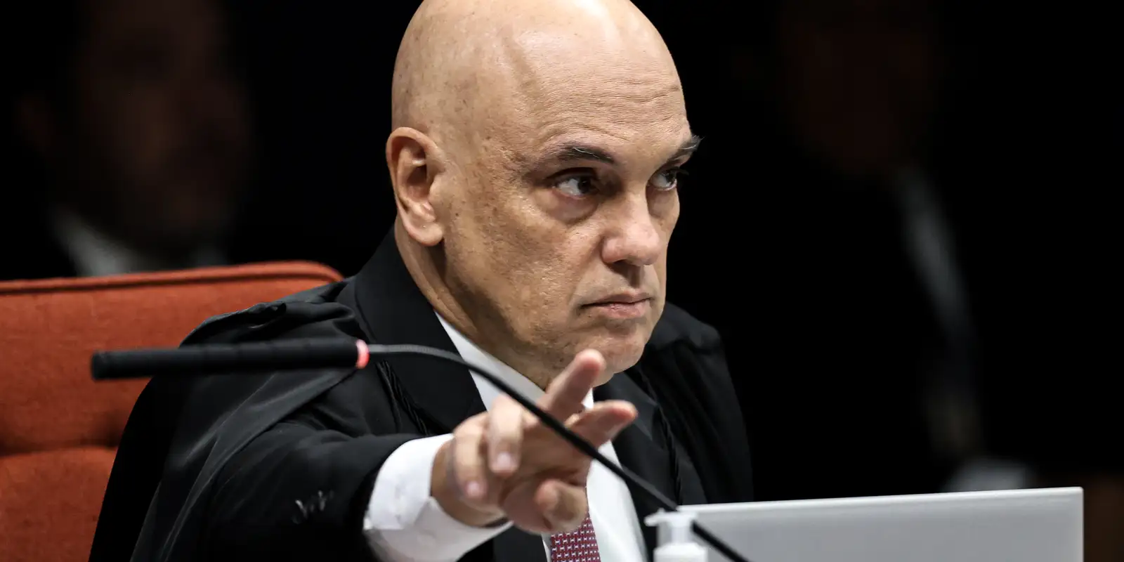 Moraes solicita parecer da PGR sobre arma apreendida com segurança de Bolsonaro