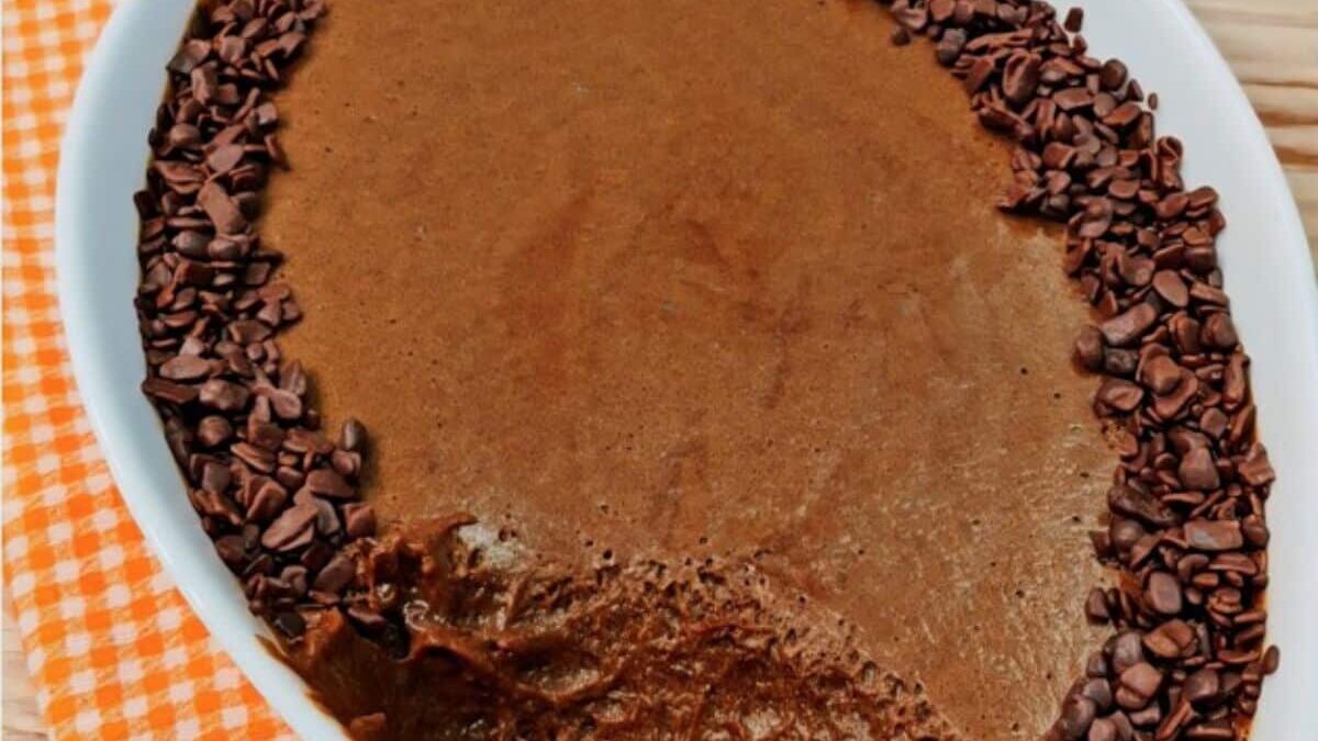 Mousse de chocolate leve e sem gelatina promete derreter na boca