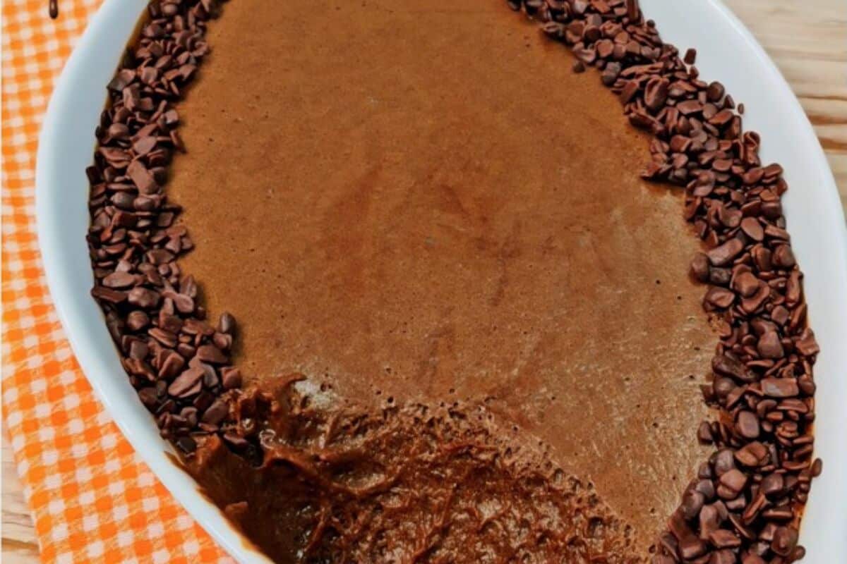 Mousse de chocolate leve e sem gelatina promete derreter na boca