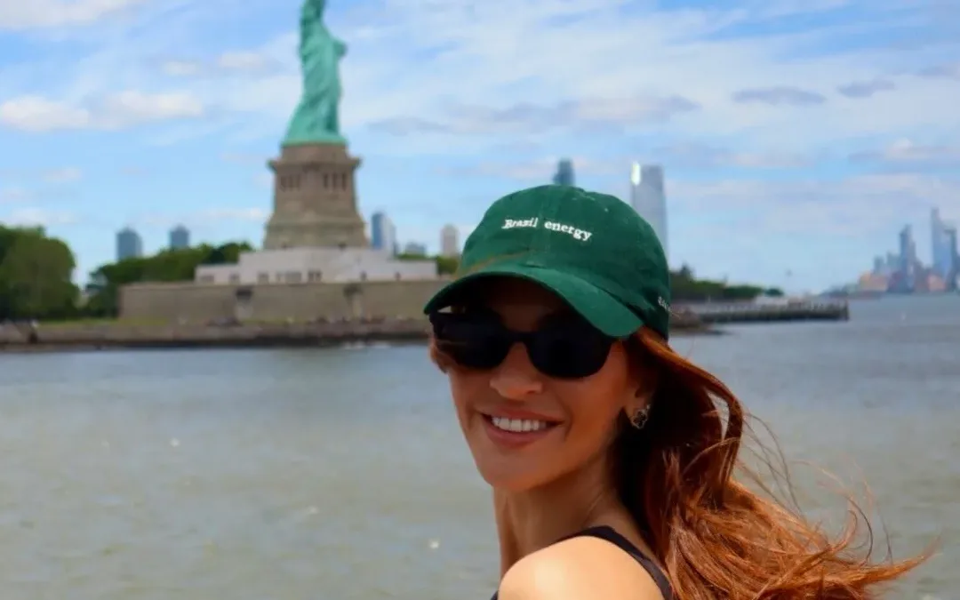 Natália Becker aproveita passeio na Estátua da Liberdade com os filhos durante a Copa