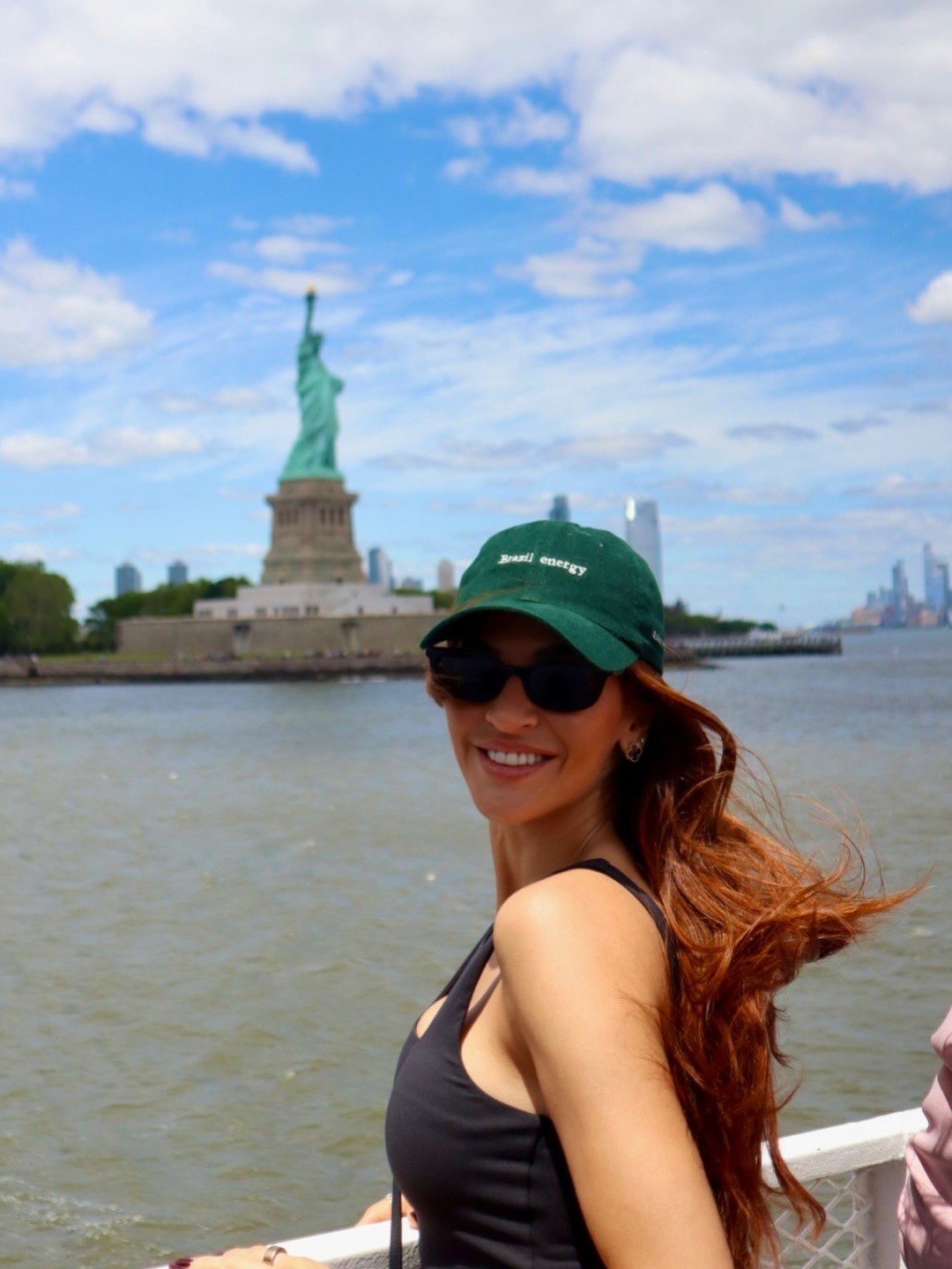 Natália Becker aproveita passeio na Estátua da Liberdade com os filhos durante a Copa