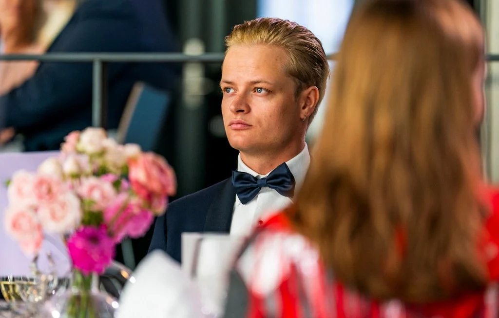 Justiça mantém filho da princesa herdeira da Noruega na prisão
