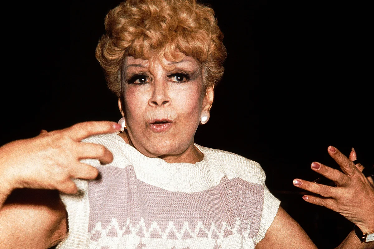 Nova biografia revela Dercy Gonçalves como conservadora e insegura por trás da irreverência